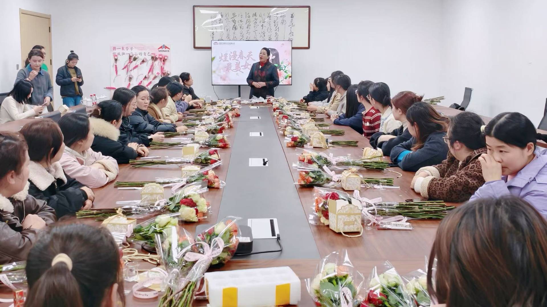 指尖“玫”好，唇间绽放 | 梦克斯航空开展口红DIY活动